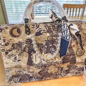 Plastic paper bag tote